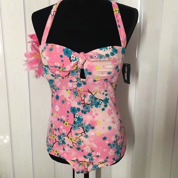 Hot Topic Other - BNWT One Piece flower 🌸🌼 print swimsuit 😍